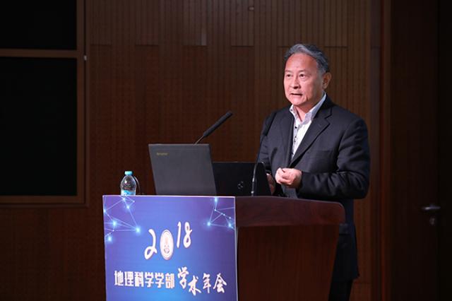06图6林珲教授作报告.jpg